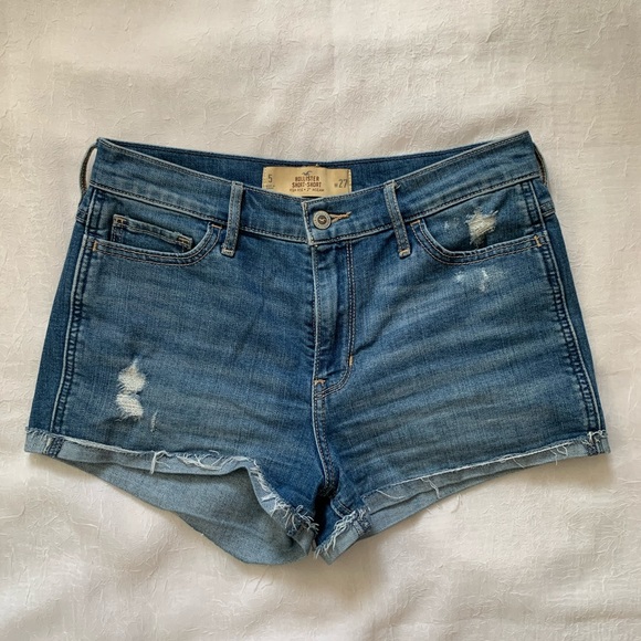 Hollister High-Rise Denim Shorts in Medium Wash - Picture 3 of 4
